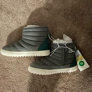 BNWT Cat & Jack Gray Winter Boots